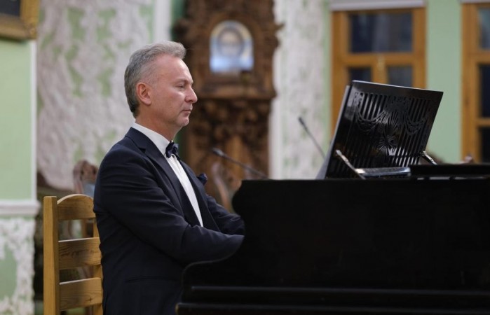 Лауреат международных конкурсов, Михаил Сеновалов  (фортепиано)